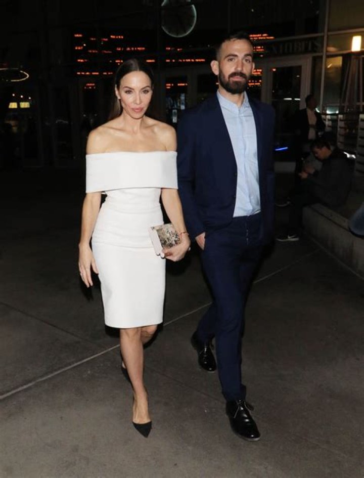 Who is Alex Barnes, Whitney Cummings partner? The comedian and the vet met in what way?